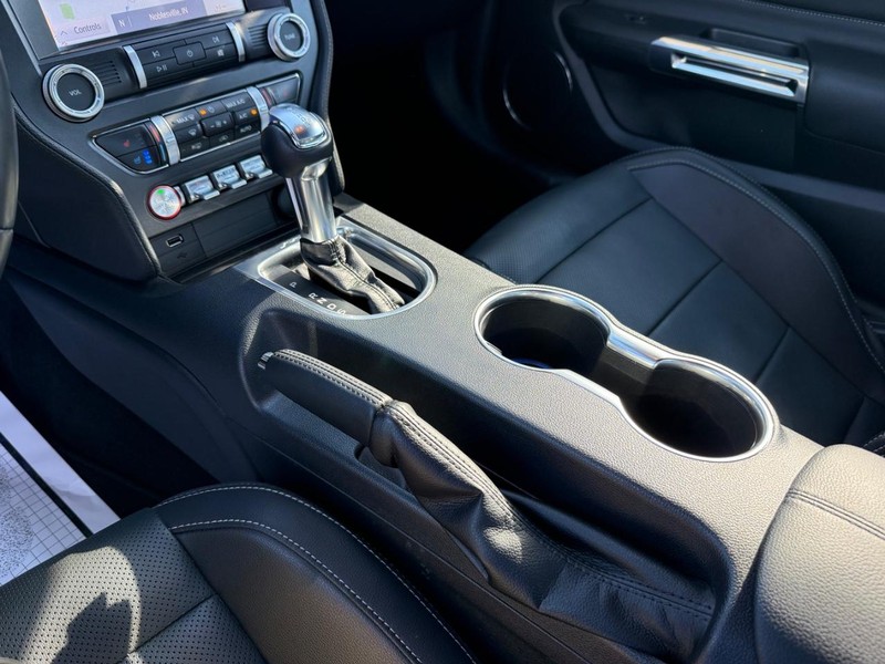 Ford Mustang Vehicle Full-screen Gallery Image 24