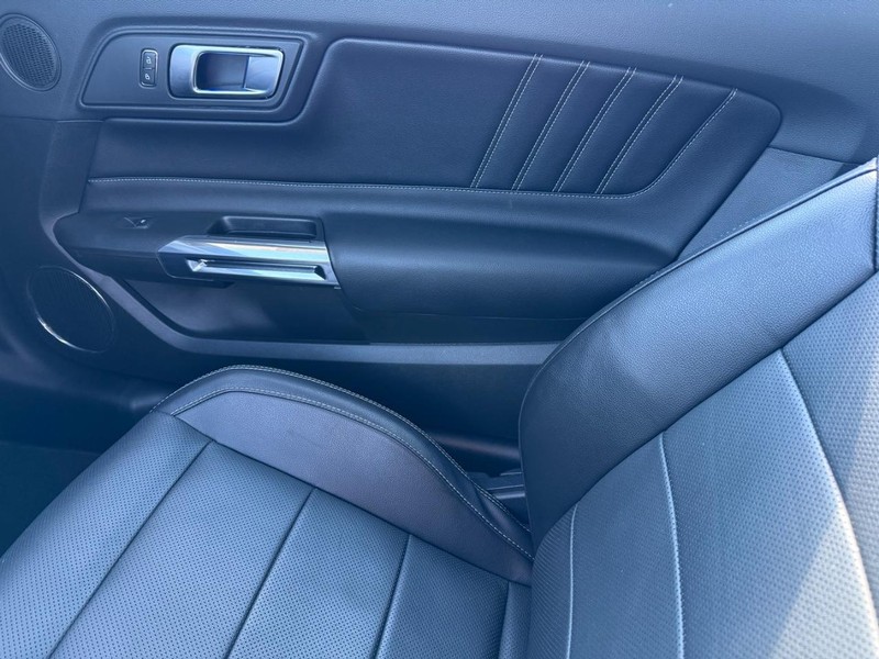 Ford Mustang Vehicle Full-screen Gallery Image 25