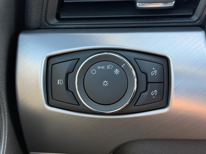 Ford Mustang Vehicle Full-screen Gallery Image 28