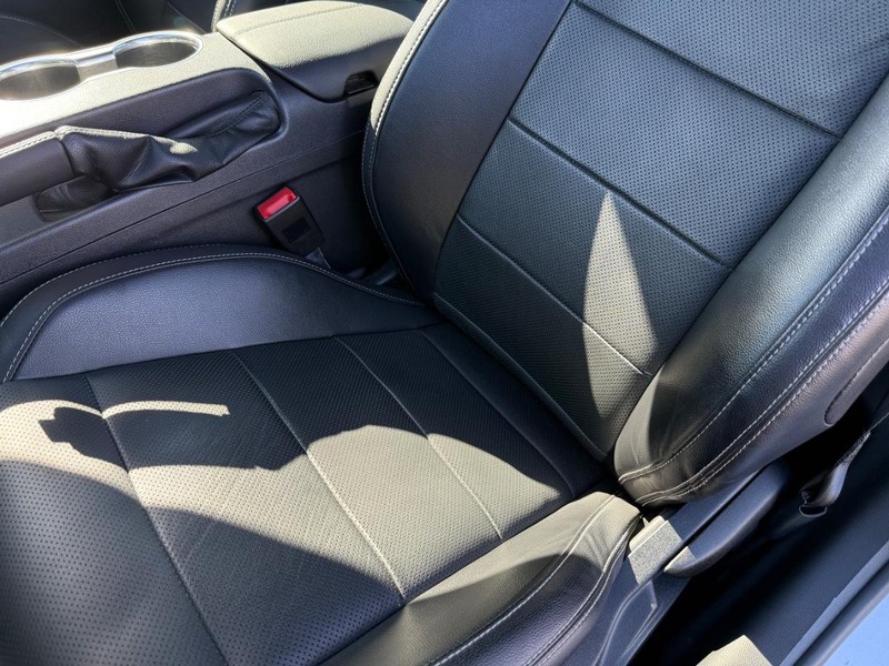 Ford Mustang Vehicle Full-screen Gallery Image 29