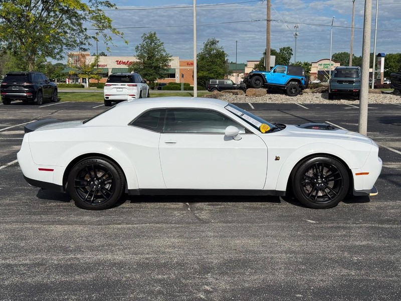 Dodge Challenger Vehicle Full-screen Gallery Image 2