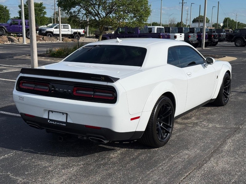 Dodge Challenger Vehicle Full-screen Gallery Image 3