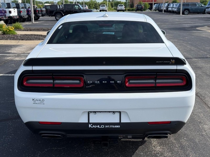 Dodge Challenger Vehicle Full-screen Gallery Image 4