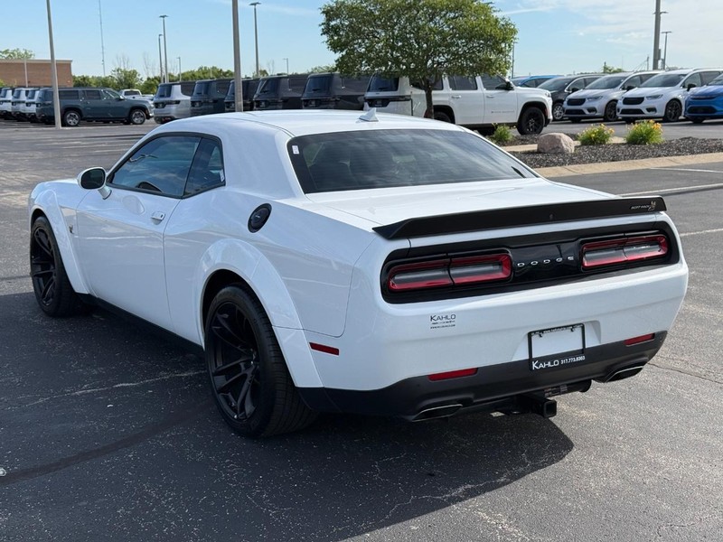 Dodge Challenger Vehicle Full-screen Gallery Image 5