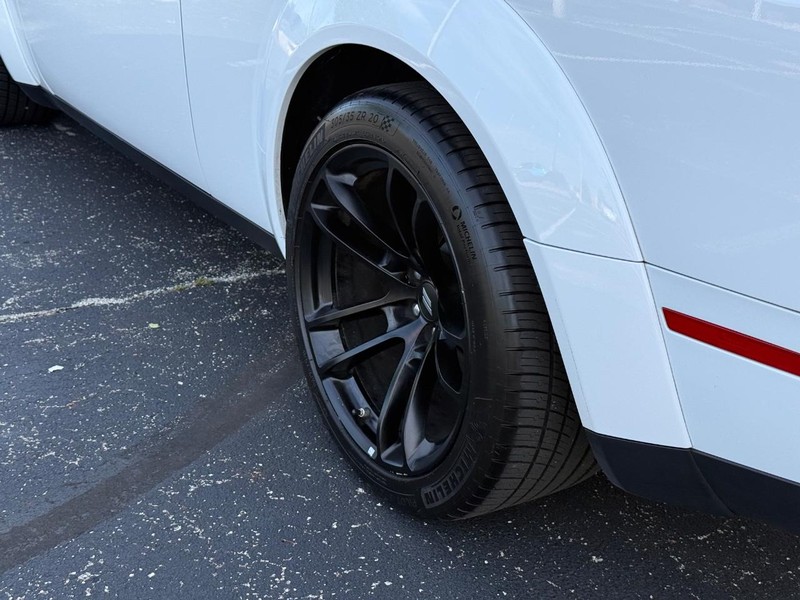 Dodge Challenger Vehicle Full-screen Gallery Image 6
