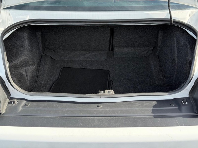 Dodge Challenger Vehicle Full-screen Gallery Image 7