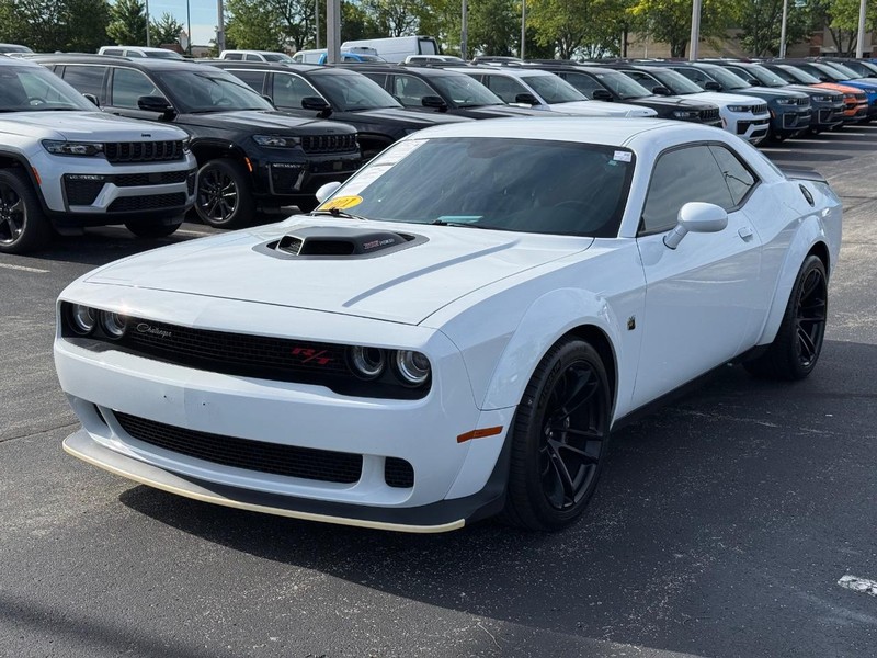 Dodge Challenger Vehicle Full-screen Gallery Image 8