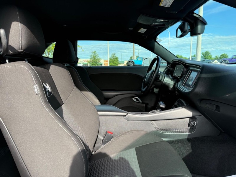Dodge Challenger Vehicle Full-screen Gallery Image 10