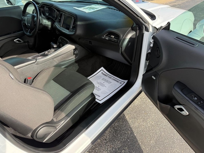 Dodge Challenger Vehicle Full-screen Gallery Image 11