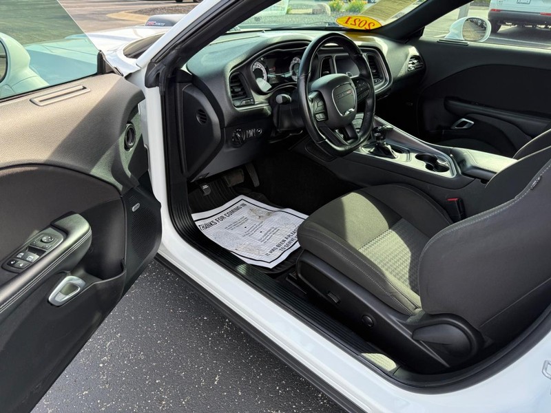 Dodge Challenger Vehicle Full-screen Gallery Image 14