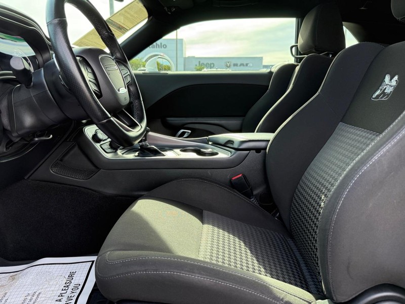 Dodge Challenger Vehicle Full-screen Gallery Image 15