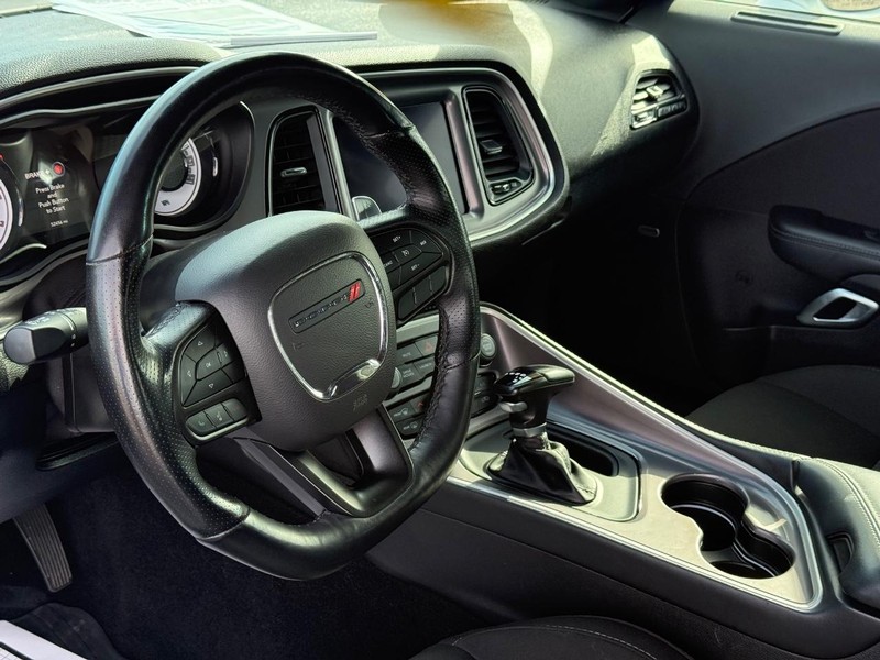 Dodge Challenger Vehicle Full-screen Gallery Image 16
