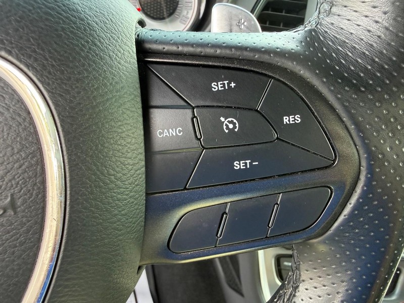 Dodge Challenger Vehicle Full-screen Gallery Image 18