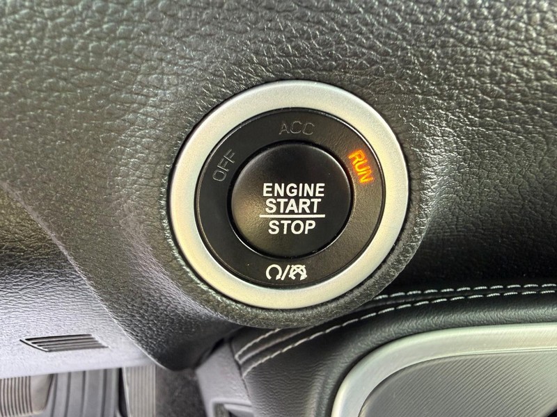 Dodge Challenger Vehicle Full-screen Gallery Image 19