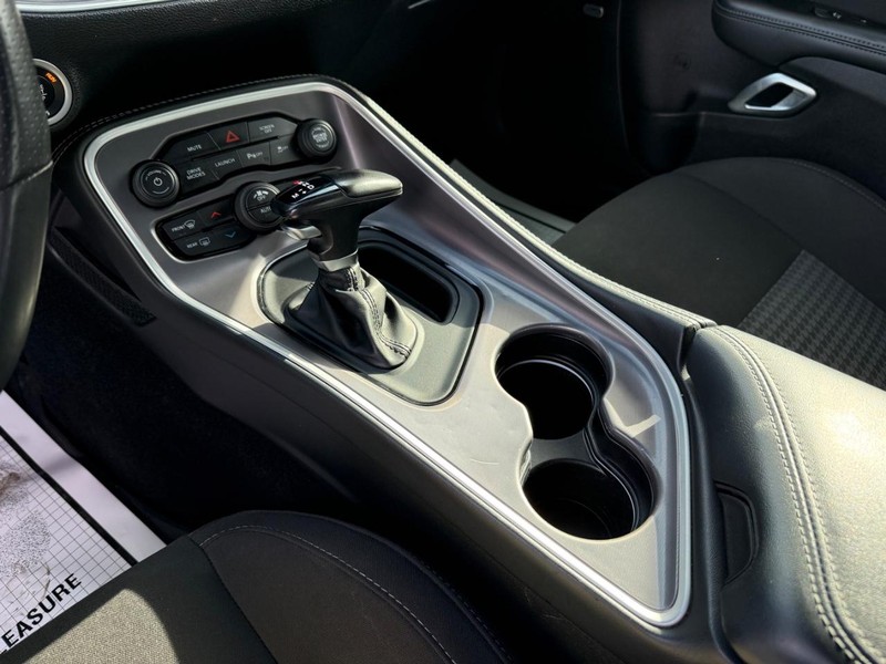 Dodge Challenger Vehicle Full-screen Gallery Image 24