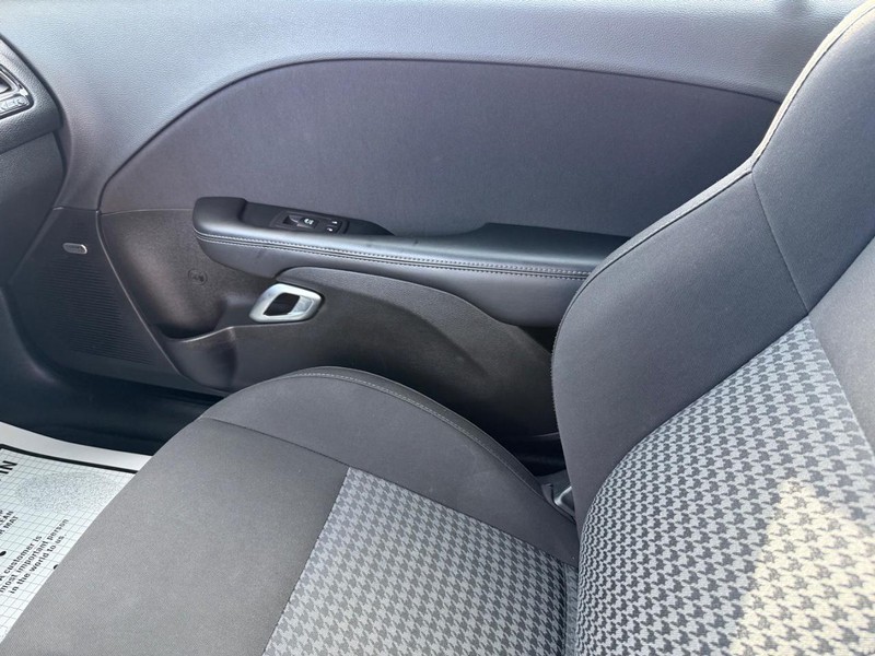 Dodge Challenger Vehicle Full-screen Gallery Image 25