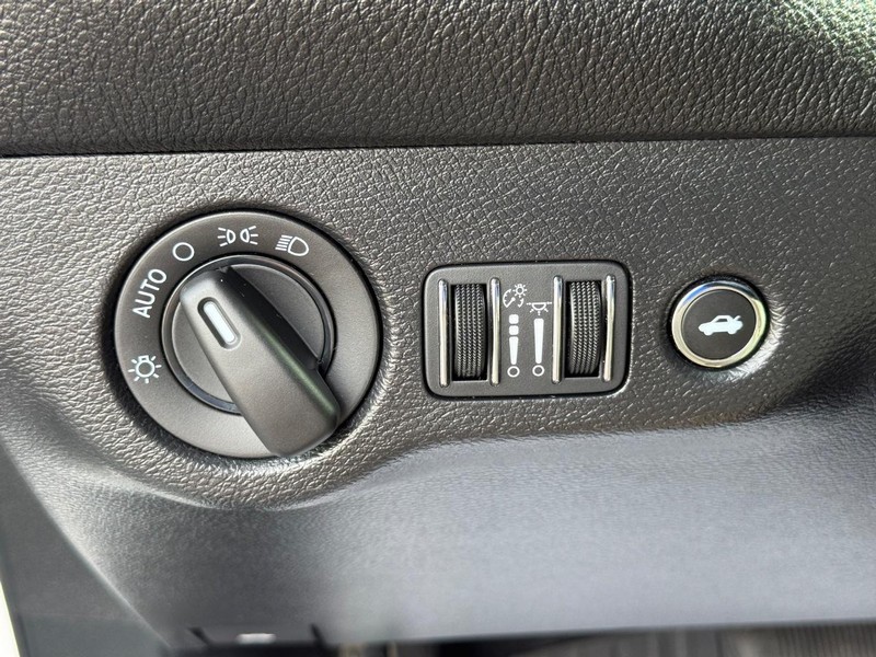 Dodge Challenger Vehicle Full-screen Gallery Image 28