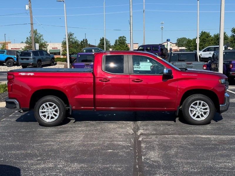 Chevrolet Silverado 1500 Vehicle Full-screen Gallery Image 02