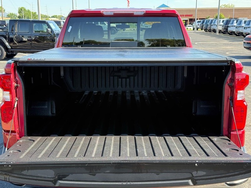Chevrolet Silverado 1500 Vehicle Full-screen Gallery Image 03