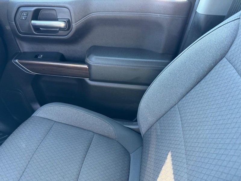 Chevrolet Silverado 1500 Vehicle Full-screen Gallery Image 24