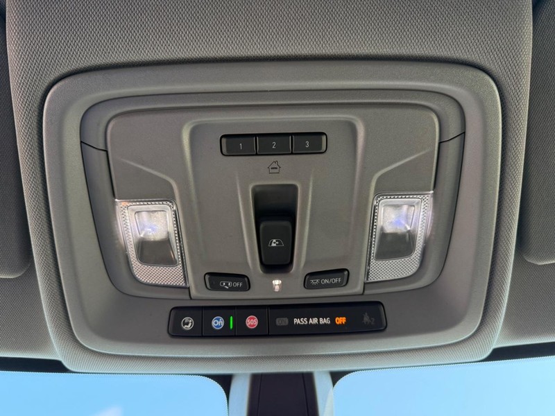 Chevrolet Silverado 1500 Vehicle Full-screen Gallery Image 25