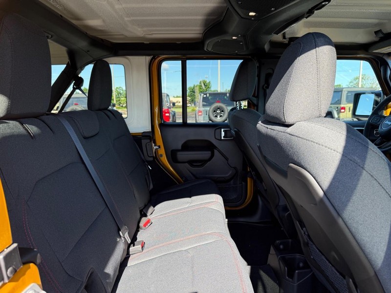 Jeep Wrangler Vehicle Full-screen Gallery Image 10