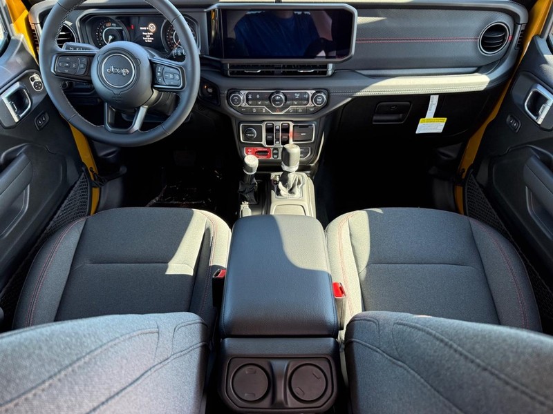 Jeep Wrangler Vehicle Full-screen Gallery Image 12