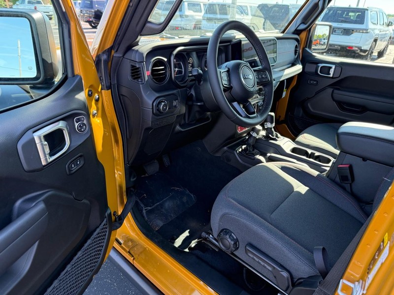 Jeep Wrangler Vehicle Full-screen Gallery Image 16
