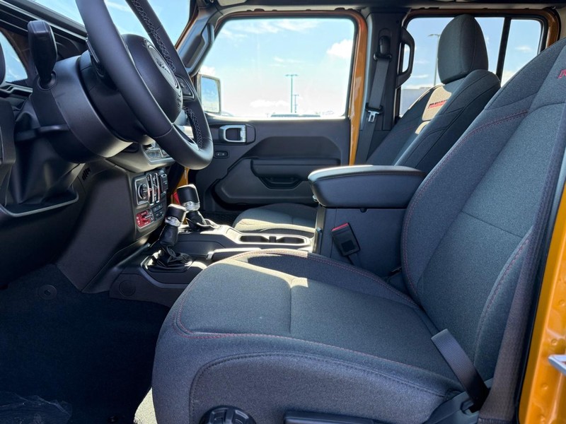 Jeep Wrangler Vehicle Full-screen Gallery Image 17