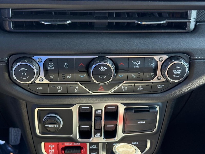 Jeep Wrangler Vehicle Full-screen Gallery Image 25