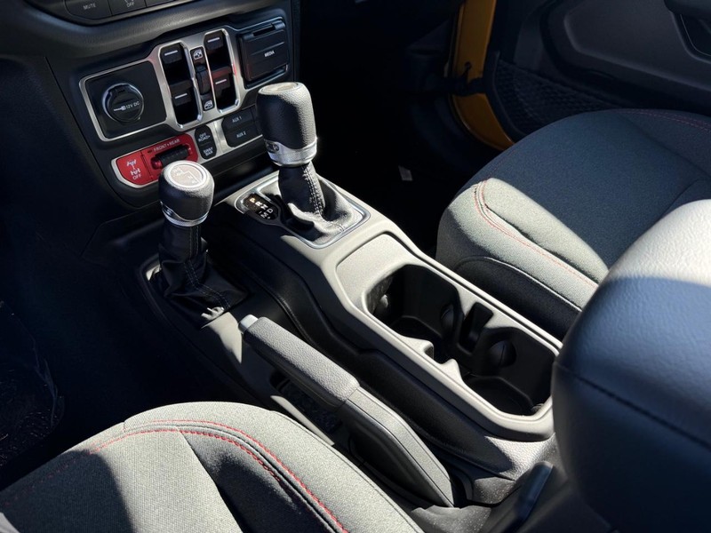 Jeep Wrangler Vehicle Full-screen Gallery Image 26