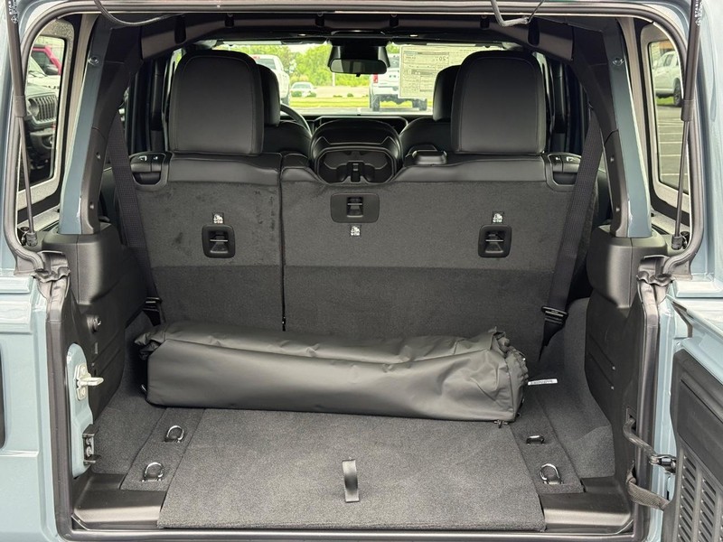 Jeep Wrangler Vehicle Full-screen Gallery Image 7