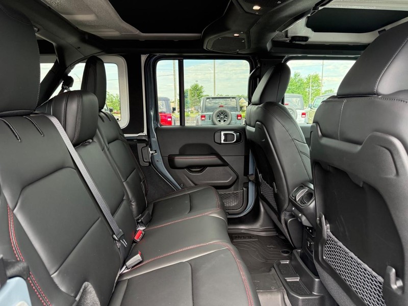 Jeep Wrangler Vehicle Full-screen Gallery Image 11