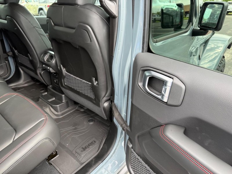 Jeep Wrangler Vehicle Full-screen Gallery Image 12