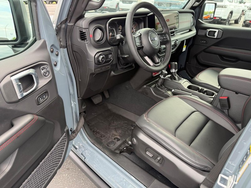Jeep Wrangler Vehicle Full-screen Gallery Image 17