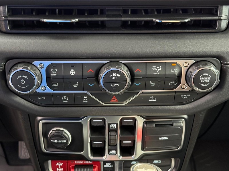 Jeep Wrangler Vehicle Full-screen Gallery Image 26