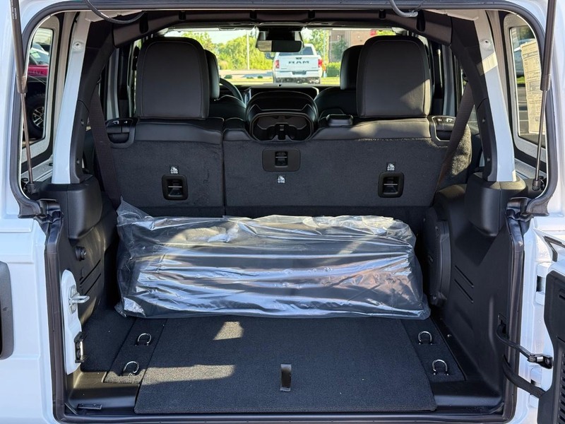 Jeep Wrangler Vehicle Full-screen Gallery Image 7