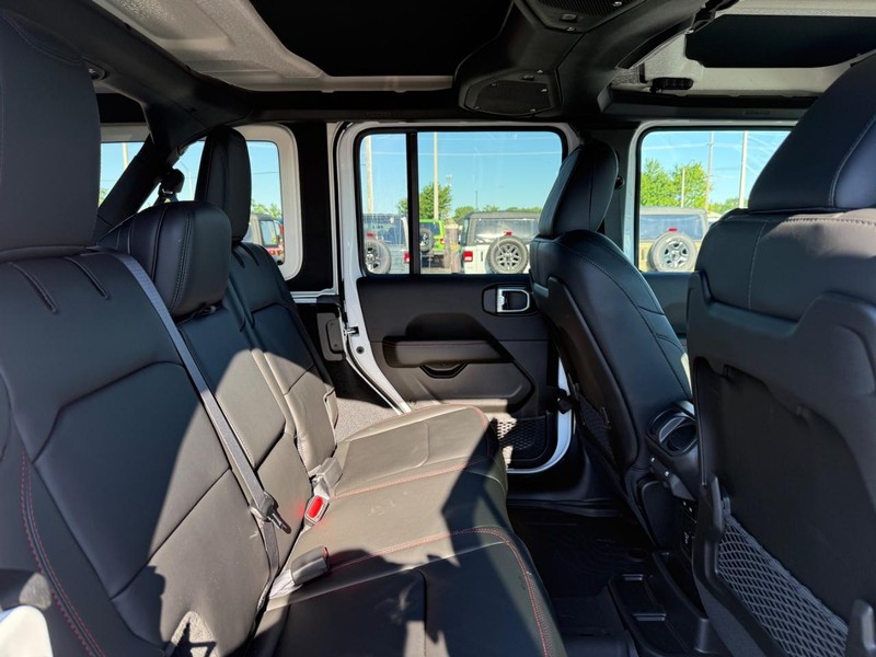 Jeep Wrangler Vehicle Full-screen Gallery Image 10