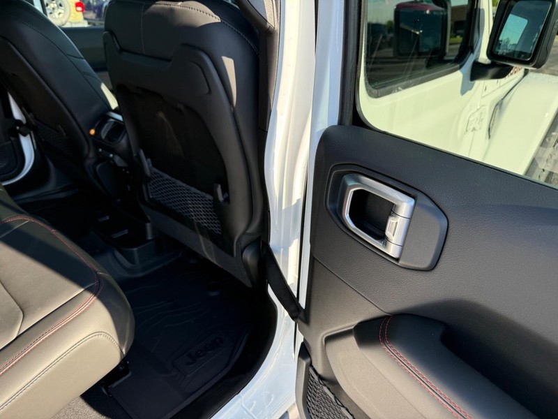 Jeep Wrangler Vehicle Full-screen Gallery Image 11