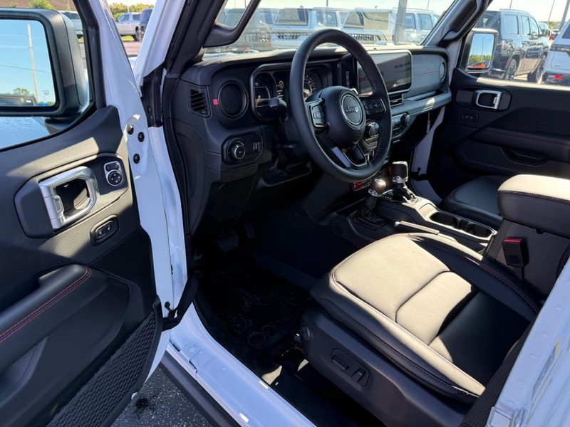 Jeep Wrangler Vehicle Full-screen Gallery Image 16