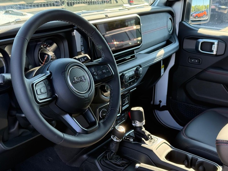 Jeep Wrangler Vehicle Full-screen Gallery Image 18