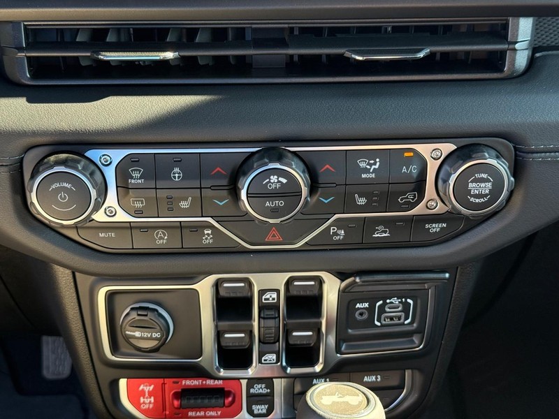 Jeep Wrangler Vehicle Full-screen Gallery Image 25