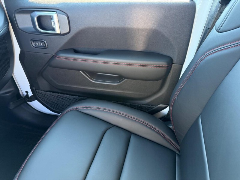 Jeep Wrangler Vehicle Full-screen Gallery Image 27
