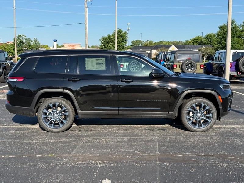 Jeep Grand Cherokee L Vehicle Full-screen Gallery Image 2