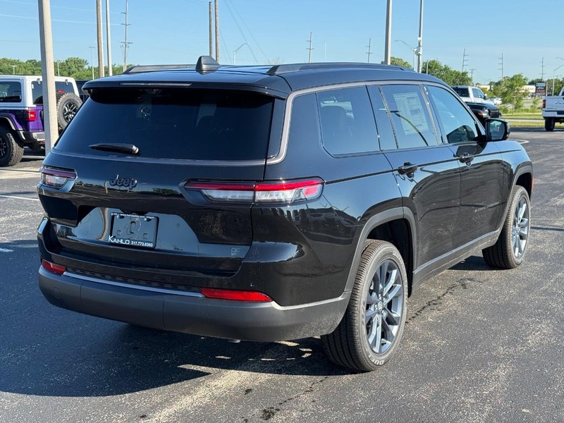 Jeep Grand Cherokee L Vehicle Full-screen Gallery Image 3