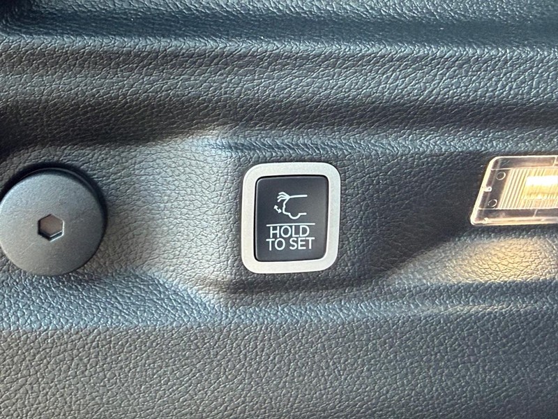 Jeep Grand Cherokee L Vehicle Full-screen Gallery Image 8