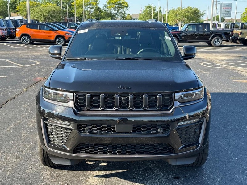Jeep Grand Cherokee L Vehicle Full-screen Gallery Image 10