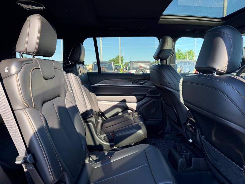 Jeep Grand Cherokee L Vehicle Full-screen Gallery Image 11