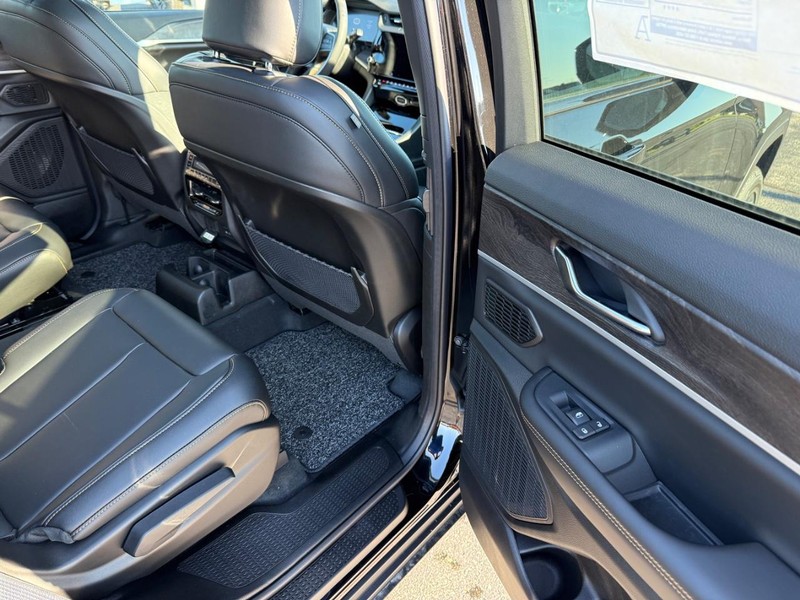 Jeep Grand Cherokee L Vehicle Full-screen Gallery Image 12
