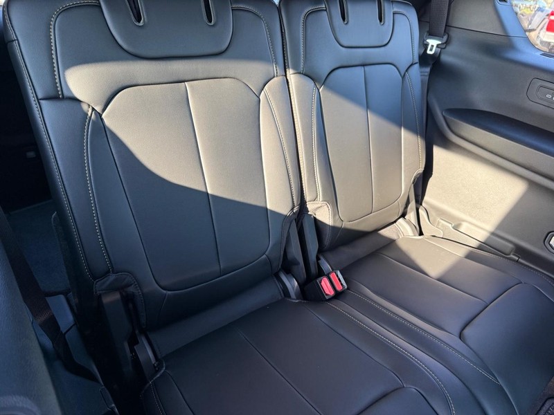 Jeep Grand Cherokee L Vehicle Full-screen Gallery Image 13